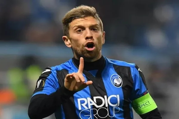 Hình 3: Alejandro Gomez  là người giành được một quả phạt đền quyết định cho Argentina 